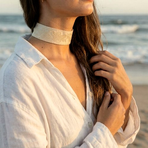 Gargantilla Dilina de encaje minimalista, en la playa